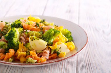 Kekik Makarna Brokoli ve mozzarellalı plaka üzerinde