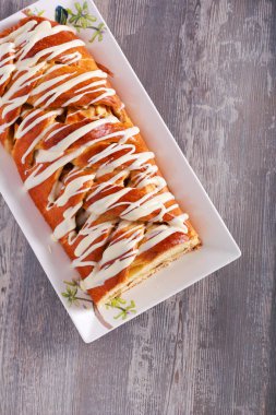 Elma kahve kek örgü, masaya servis