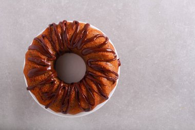 Çikolata parçalı halka pasta ek yükünü boşaltmak ile vurdu