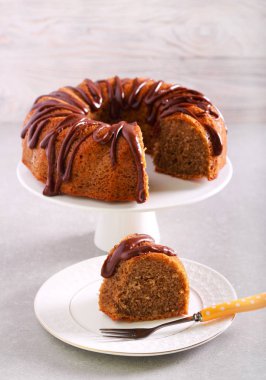 Kahve ve Hindistan cevizi kek, dilimlenmiş ve hizmet halka