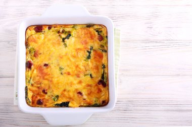 Bir teneke içinde Savoy lahana, sosis ve peynir graten