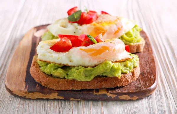 Avokado Gemide Kızarmış Yumurta Tost — Stok fotoğraf