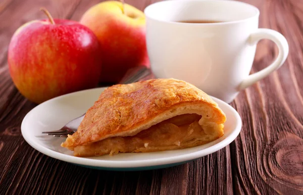 Elma ve tarçın Dolum pasta dilimi plaka üzerinde