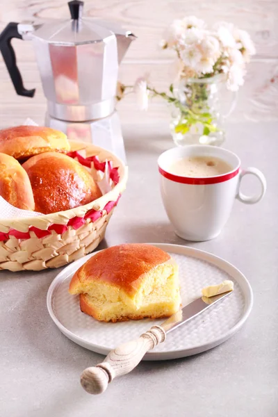 Pain Tranché Couteau Avec Beurre Près Sur Assiette Une Tasse — Photo