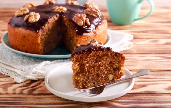 Kaffe Och Valnöt Kaka Serveras Träbord — Stockfoto