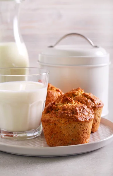 Havre Och Hela Måltiden Muffins Och Glas Mjölk — Stockfoto