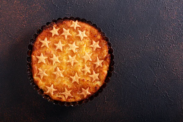 Gwiazda Szczycie Karmelizowanego Ciasto Ciemnym Tle — Zdjęcie stockowe
