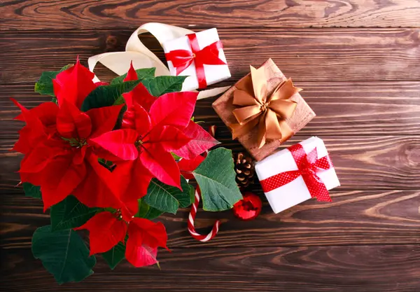 Kerst Bloem Poinsettia Geschenken Houten Achtergrond — Stockfoto