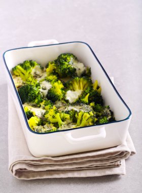 Kekik brokoli pişirme teneke içinde mozzarella peyniri ile