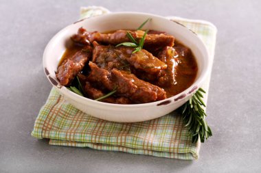 Biberiye sığır bir kasede sos ile