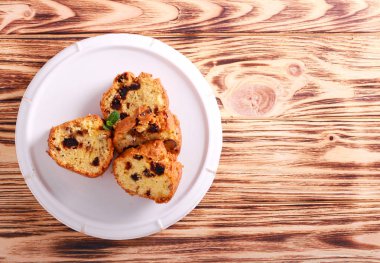 Ahşap arka plan üzerinde tarih ve somun turuncu halka pasta