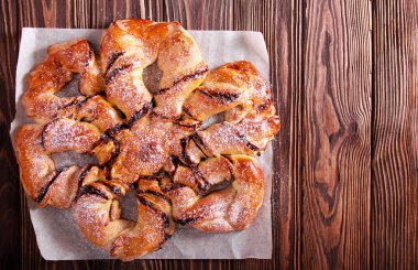 Tam ayrı pasta dolgu ile ter, ekmek yıldız