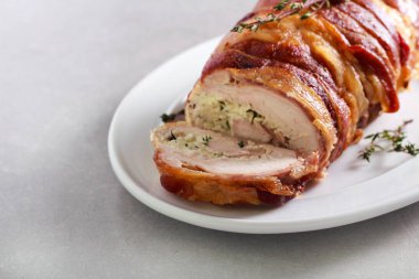 Hindi göğsü rulo ot peynir, pastırma rashers sarılmış