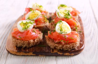 Somon, Quill'in yumurta ve dereotu ile atıştırmalıklar