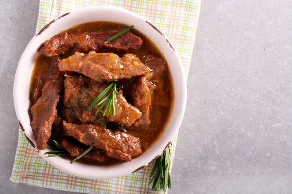 Biberiye sığır bir kasede sos ile