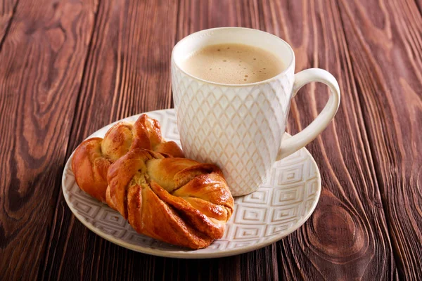 斯堪的纳维亚自制肉桂面包和一杯咖啡 — 图库照片