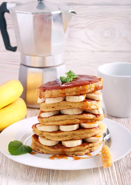 Muzlu kepekli pankek plaka üzerinde karamel ile