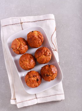 Havuç ve elma muffins tabakta kuru üzüm ile