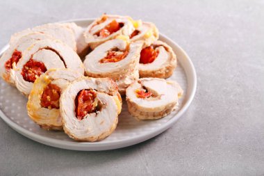 Hindi göğsü tabakta domates ile rulo