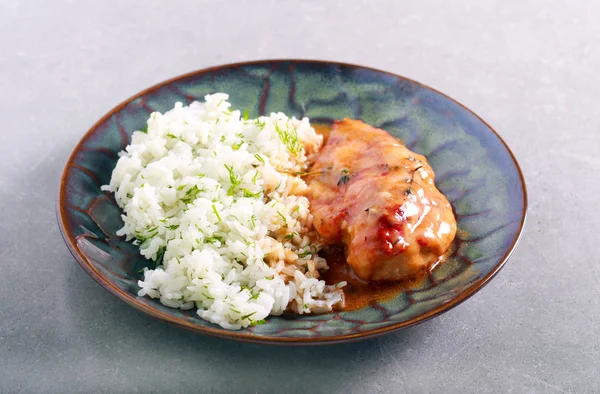 토마토 소스와 접시에 쌀에서 — 스톡 사진