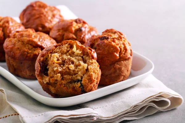 Muffins Aux Carottes Aux Pommes Avec Raisins Secs Dans Assiette — Photo