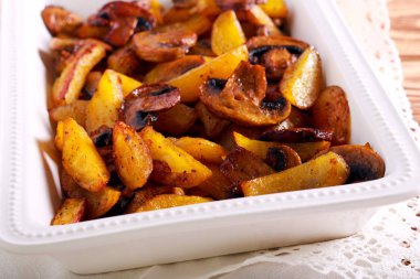 Bir teneke içinde mantar ile baharatlı patates kızartma