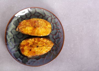 Fried wels kedi balığı biftek plaka, üstten görünüm