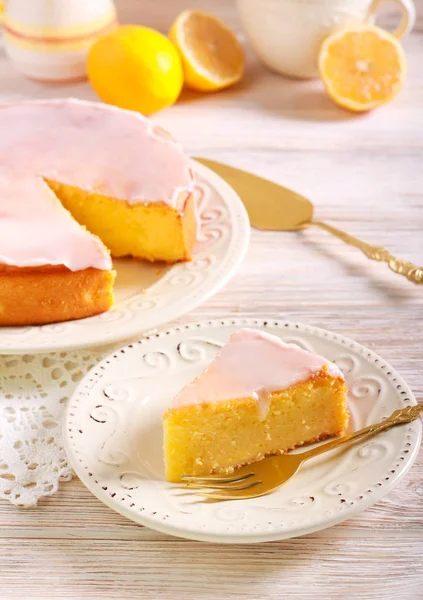 Zitronen Und Joghurtkuchen Mit Zuckerguss Auf Teller — Stockfoto