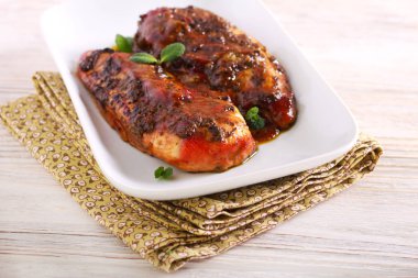 Pesto tavuk göğsü, tabakta