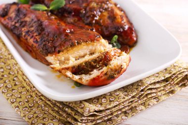 Pesto tavuk göğsü, tabakta