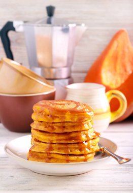 Plaka üzerinde Karamel Soslu kabak krep