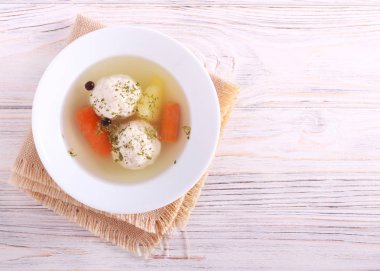 Havuç ve patates bir plaka ile tavuk köfte çorbası