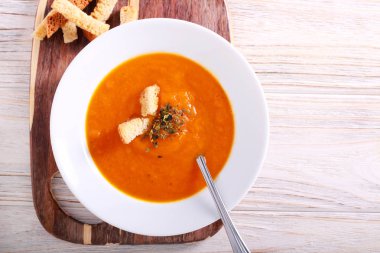 Ahşap arka plan üzerinde tabakta sebze çorbası