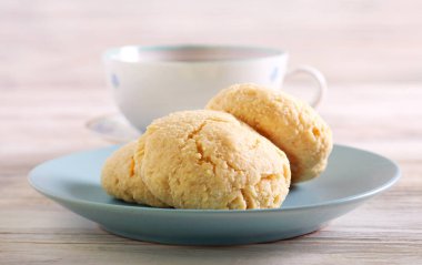 Hindistan cevizi çerezleri üzerinde ahşap arka plan mavi plaka üzerinde