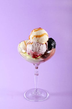 Çeşitli dondurma cam mor arka plan - sağlıksız, tatlı diyet kavramı üzerinde