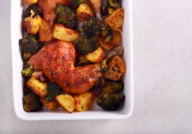 Brokoli ve teneke içinde Patates kızartma tavuk budu