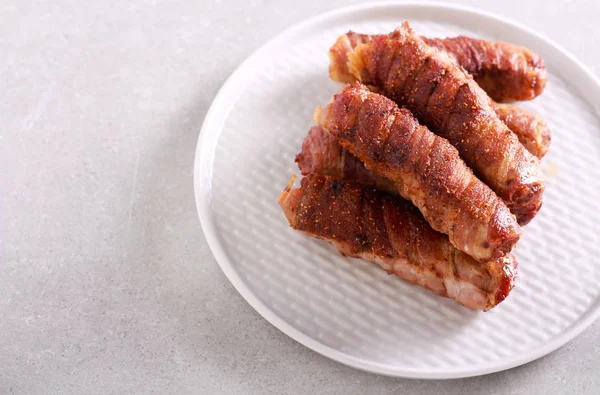 Bacon Membungkus Sosis Piring Dengan Latar Belakang Abu Abu — Stok Foto