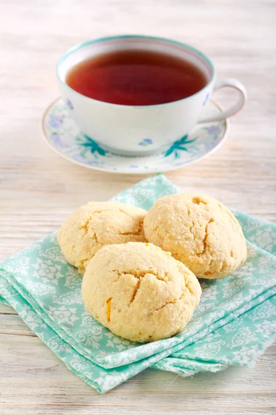 Coconut Cookies Blå Tallrik Över Trä Bakgrund — Stockfoto