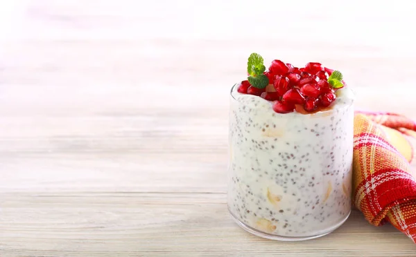 Banana Chia Pudding Berry Topping — Stock Photo, Image