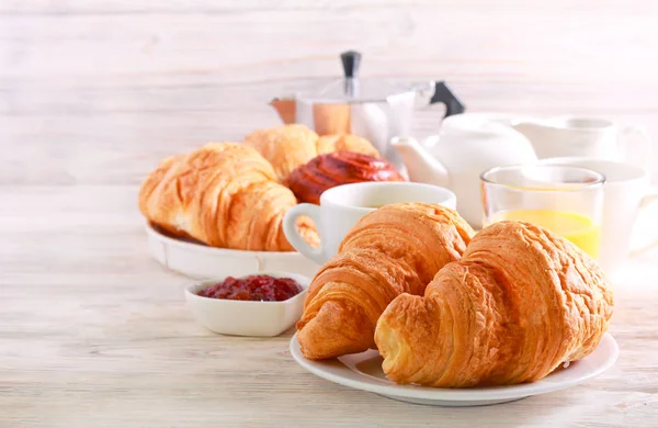 Frukost Med Croissanter Juice Och Kaffe Över Trä Bakgrund — Stockfoto