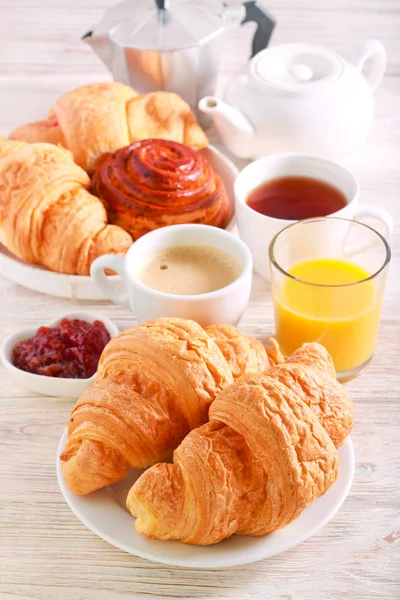 Frühstück Mit Croissant Saft Und Kaffee Vor Holzhintergrund — Stockfoto