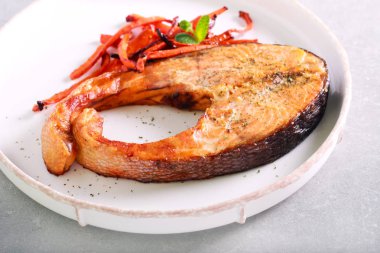 Somon biftek kızarmış ve tabakta