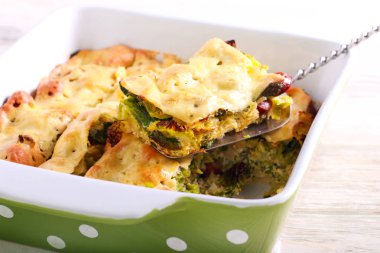 Sosis ve lahana kek teneke içinde