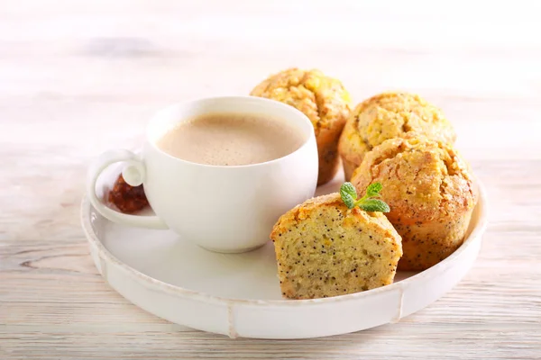 Zitronen Und Mohnmuffins Auf Teller — Stockfoto