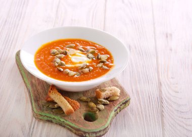 Tohumları ile kabak kremalı çorba servis 