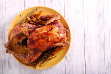 Plaka üzerinde kekik tavuk kızartma 