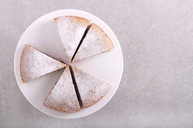 Pasta dilimleri dışarı ile tabağa dilimlenmiş 