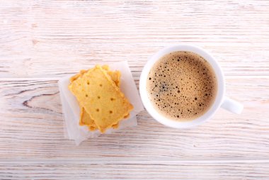 Ev yapımı kraker ve kahve 