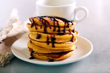 Çikolata şurubu ile krep yığını