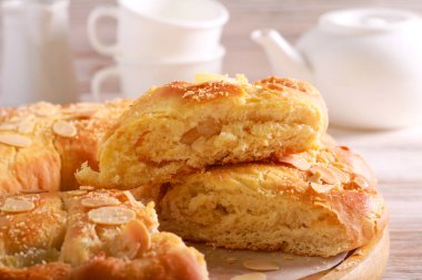 Meyve dolum ile tatlı ekmek 